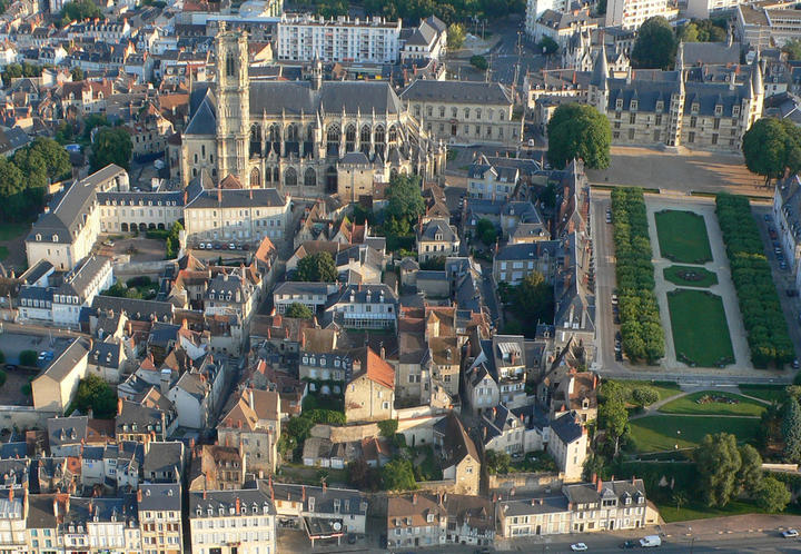 Palais Ducal et centre historique de Nevers, vus du ciel