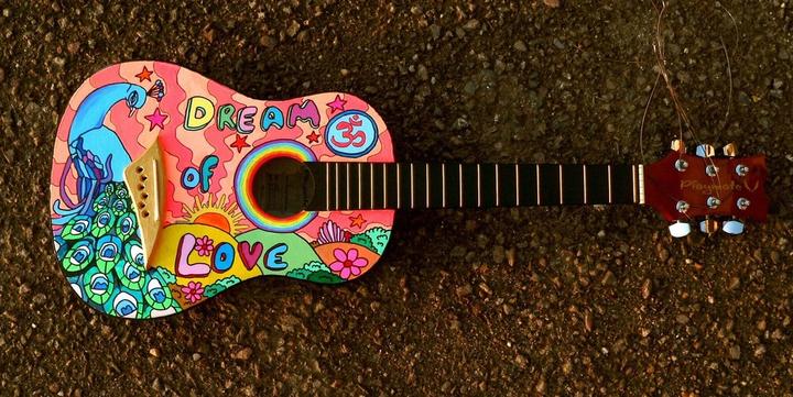 painted-guitar ©pixabay