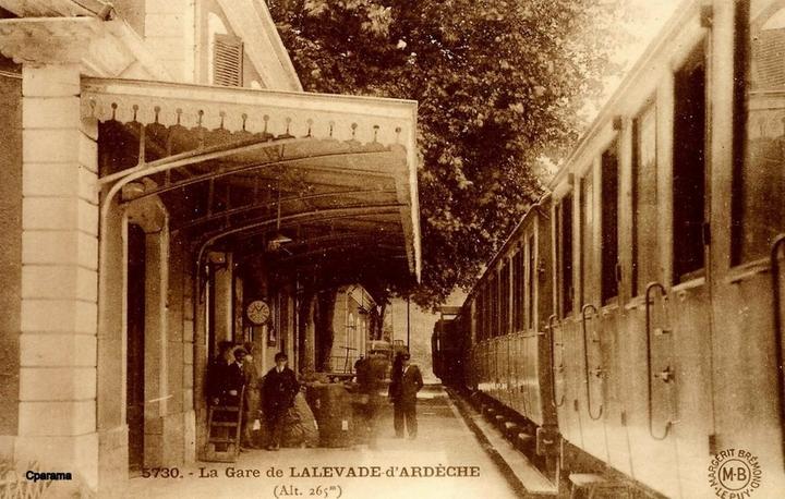 Lalevade - Photo de voyageurs sur l'ancien chemin de fer